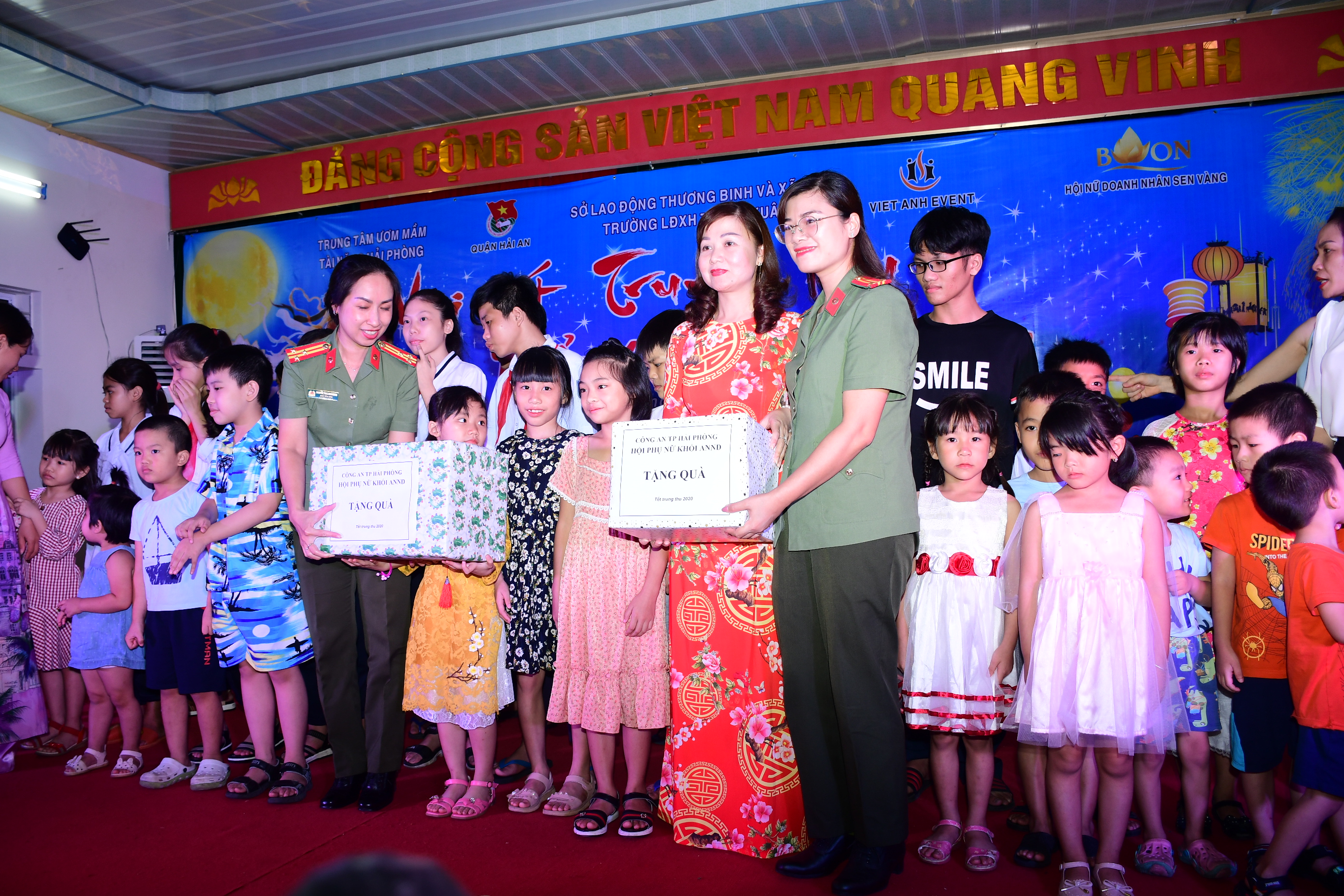 Hội Phụ nữ Khối An ninh nhân dân: Trao quà Tết trung thu cho các cháu tại Trường lao động xã hội Thanh Xuân Hải Phòng.